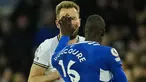 Pemain Tottenham Hotspur Harry Kane didorong oleh pemain Everton Abdoulaye Doucoure pada pertandingan sepak bola Liga Inggris di Stadion Goodison Park, Liverpool, Inggris, Senin (3/4/2023. (AP Photo/Jon Super)