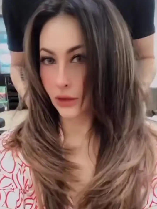 Hal itu diketahui dari akun instagram pribadinya. Di situ dia memamerkan video dengan penampilan baru. Namun dia tidak memberikan keterangan mengenai unggahan tersebut. [instagram/_dianapungky_]