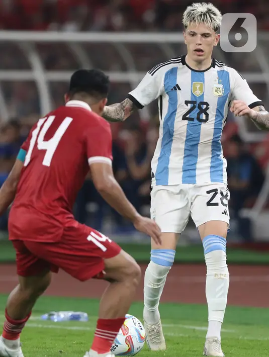 Nicolas Gonzalez memberi ujian pertama bagi Ernando Ari di menit ke-18. Namun, tendangannya masih bisa dihalau sang kiper dari Persebaya Surabaya. Skor masih 0-0. Pemain Indonesia mengorbankan badan untuk meredam serangan Argentina. Bek Elkan Baggott sukses memblok tendangan Facundo Medina. (Liputan6.com/Helmi Fithriansyah)