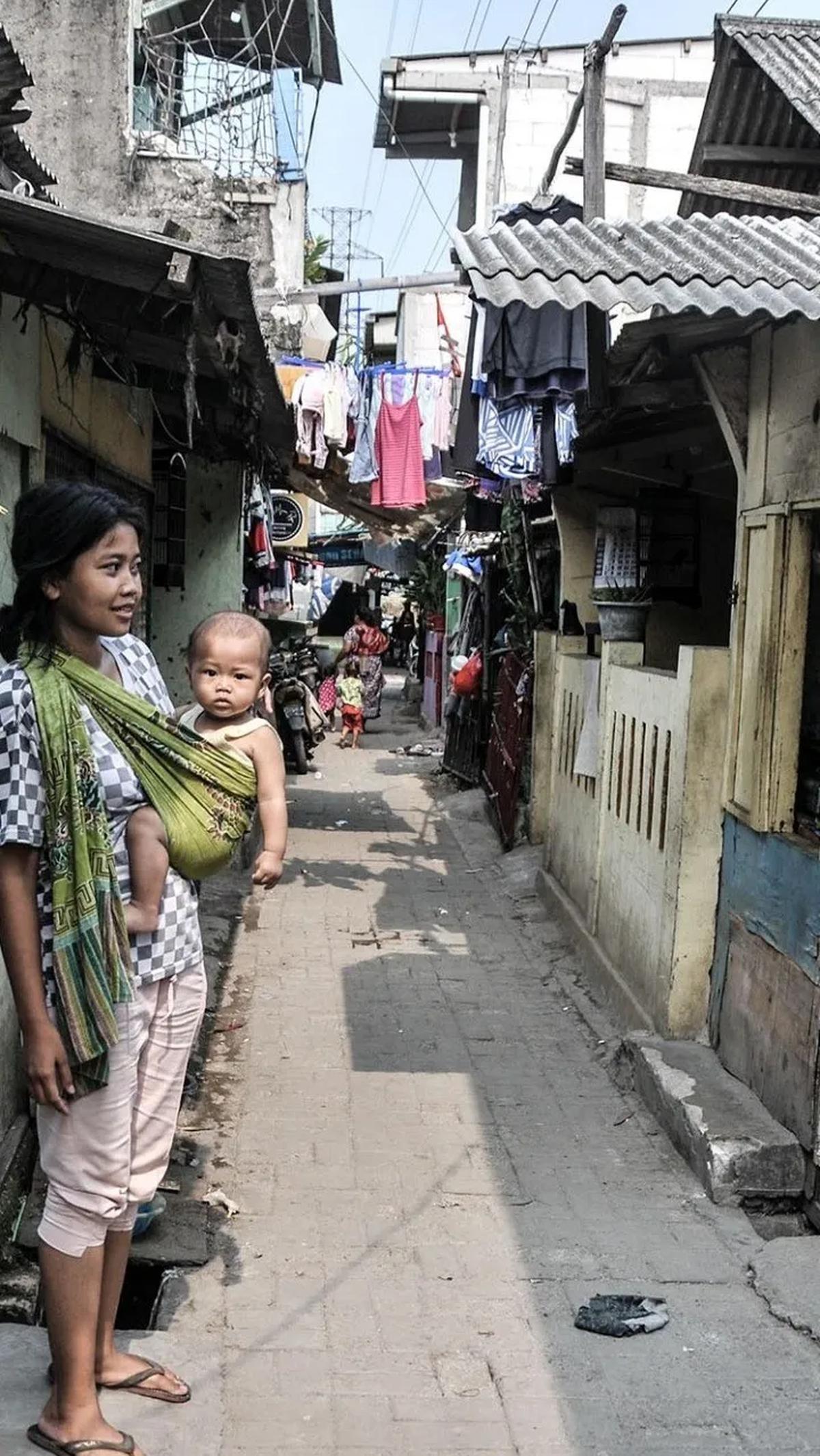 Warga di 'Jalan Tikus' seolah 'dipaksa' untuk terbiasa. Pemotor lalu lalang setiap hari. Aktivitas mereka terganggu.