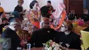 Putra bungsu Presiden Jokowi, Kaesang Pangarep (tengah) saat menghadiri resepsi pernikahan Gibran Rakabuming Raka dan Selvi Ananda di Graha Saba Buana, Sumber, Solo, Kamis (11/6/2015). (Liputan6.com/Herman Zakharia)