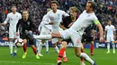 Striker Inggris, Harry Kane, berusaha mengirim umpan saat melawan Kroasia pada laga UEFA Nations League di Stadion Wembley, London, Minggu (18/11). Inggris menang 2-1 atas Kroasia. (AFP/Ben Stansall)