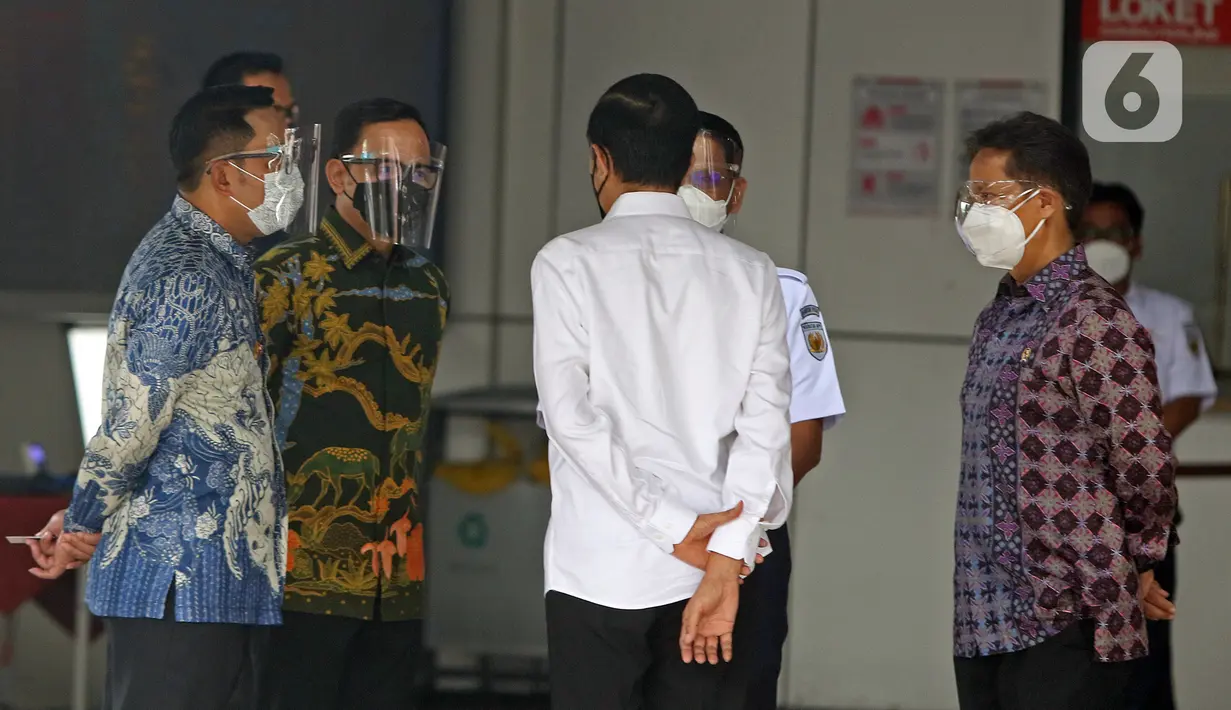 Presiden Joko Widodo (tengah) berbincang dengan Menteri Kesehatan Budi Gunadi Sadikin (kanan), Gubernur Jawa Barat Ridwan Kamil (kiri), dan Wali Kota Bogor Bima Arya (kedua kiri) saat meninjau vaksinasi COVID-19 di Stasiun Bogor, Jawa Barat, Kamis (17/6/2021). (Liputan6.com/Herman Zakharia)