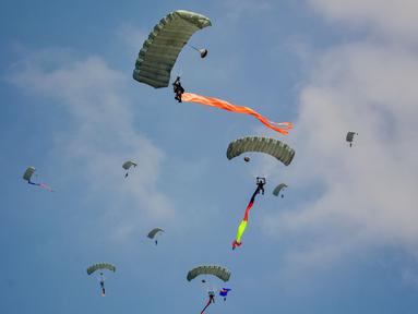 Pasukan penerjun saat melakukan gladi bersih peringatan HUT TNI ke-78 di Jakarta, 3 Oktober 2023. (BAY ISMOYO/AFP)