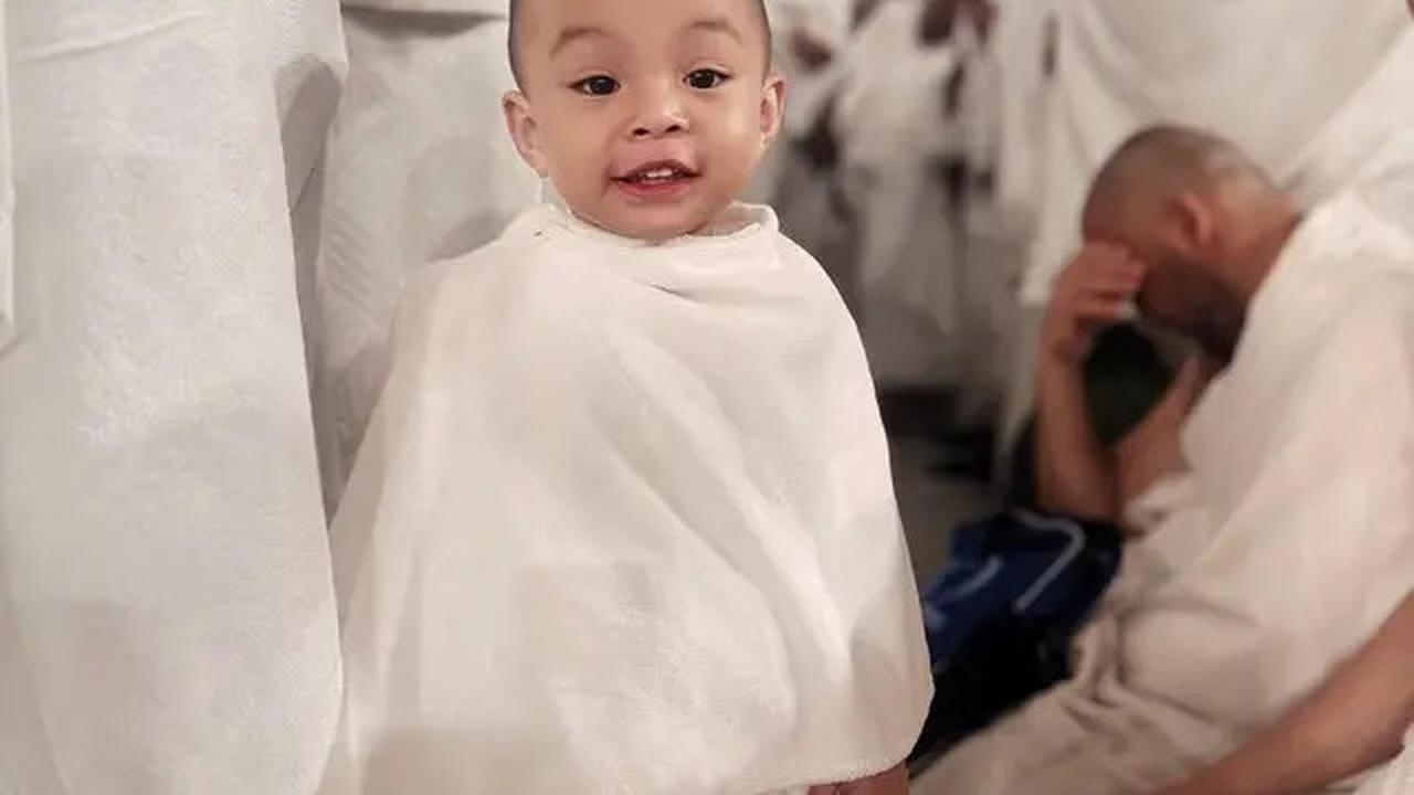 7 Momen Kaba Anak Rey Mbayang Cium Ka'bah, Digendong Petugas