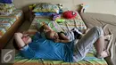 Seorang pengasuh menidurkan anak di rumah singgah Yayasan Kasih Anak Kanker Indonesia, Jakarta, Senin (15/2). Setiap tahun diperkirakan 250.000 anak terdiagnosis kanker dan 90.000 diantaranya meninggal. (Liputan6.com/Faizal Fanani)