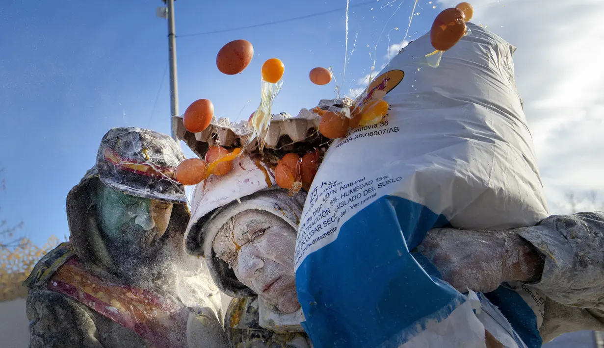 Orang-orang yang bersuka ria saling lempar tepung dan telur dalam festival Els Enfarinats, di kota Ibi dekat Alicante, Spanyol, Selasa (28/12/2021). Tradisi unik ini lahir untuk mengenang pertarungan memperebutkan kendali Kota Ibi di kawasan Spanyol, pada masa-masa silam. (AP Photo/Alberto Saiz)