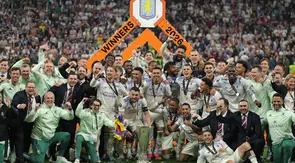 Para pemain Aston Villa FC berpose dengan trofi juara setelah memenangkan final UEFA Europa League Final melawan SC Freiburg di Istanbul, Turki, Kamis (21/5/2026) - (AP Photo)