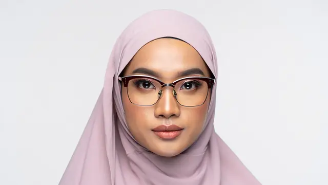 Model Kacamata untuk Wajah Oval Berhijab
