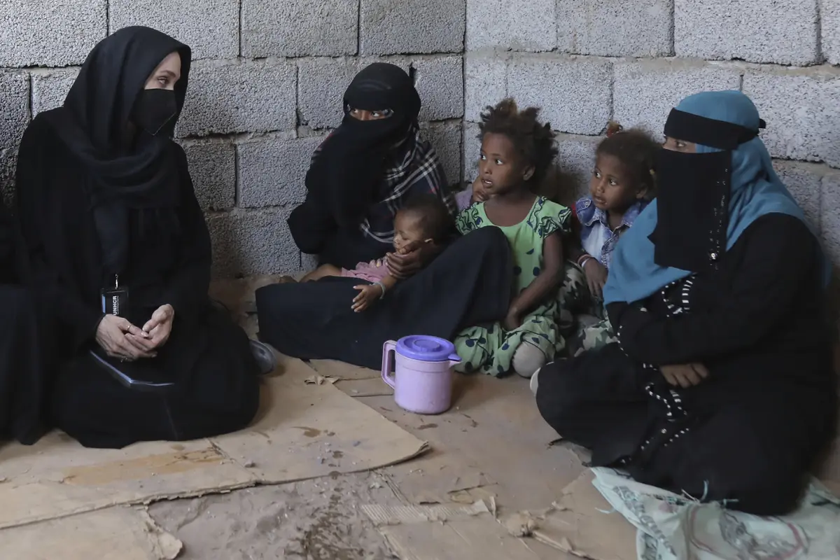 Angelina Jolie Kunjungi Kamp Pengungsi di Yaman