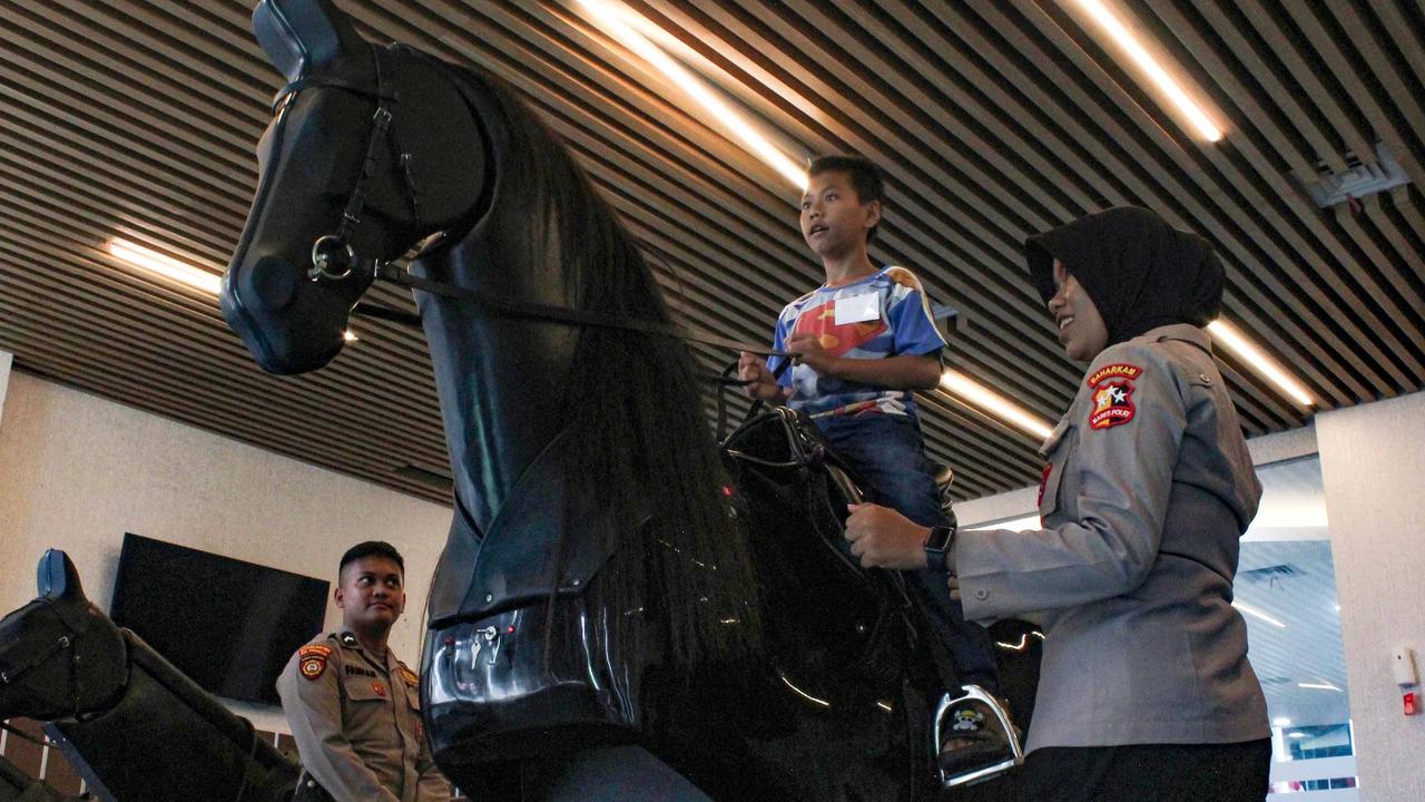 FOTO: Komunitas Jendela Jakarta Ajak Anak-Anak Kenali Peran Polisi Satwa