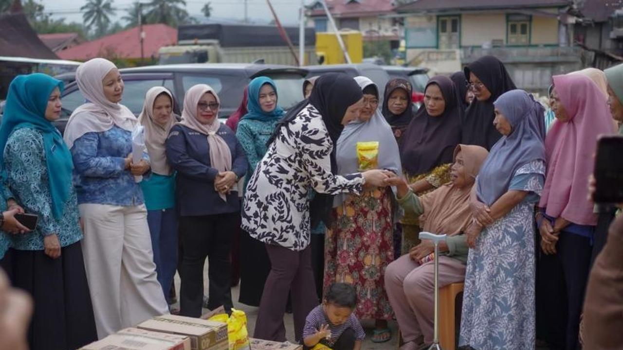 TP PKK Kabupaten Solok Salurkan Bantuan Bencana Solok, Ringankan Beban Korban Hidrometeorologi
