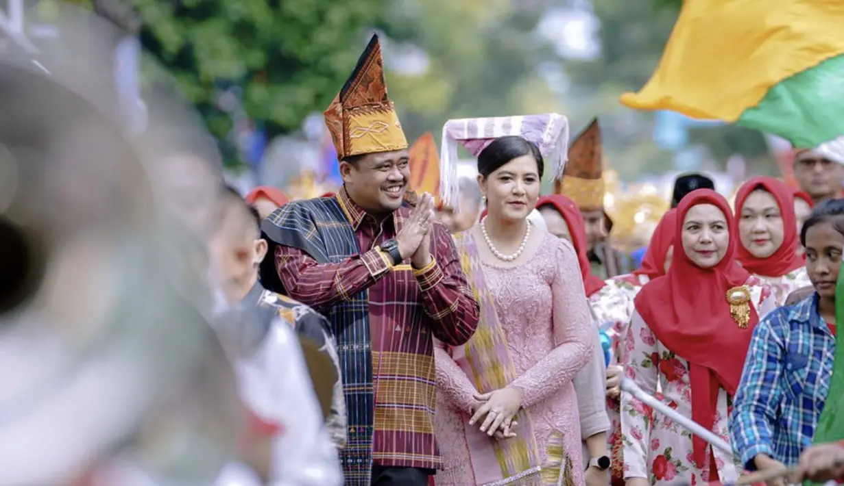 Kahiyang juga memaksimakan gayanya dengan kebaya khas yang dilengkapi dengan hiasan kepala yang sempurna. [Foto: Instagram/ Kahiyang Ayu] [