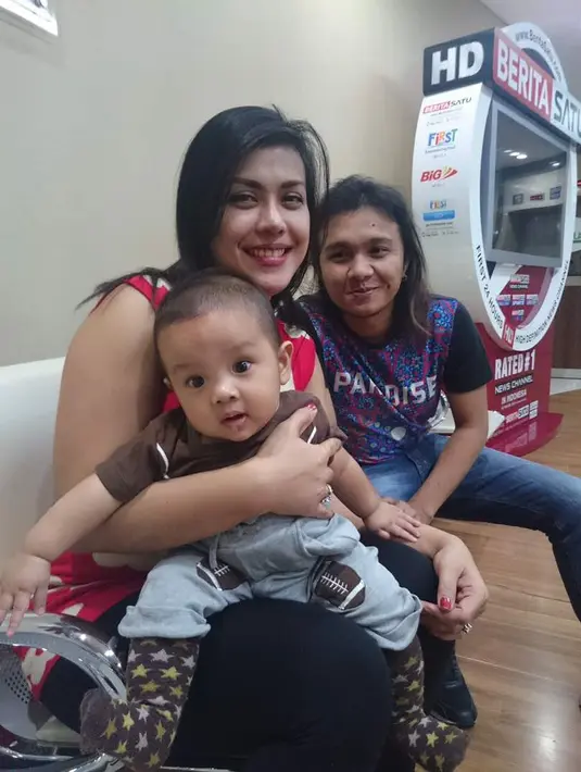 "Kami diundang dari show di sana, tapi saya dengan Alex itu beda agen. Awalnya kami hanya bertegur sapa saja. Sama seperti ketika show di Jakarta," kenang Novita Dewi saat berbincang dengan Bintang.com, Rabu (20/4/2017) sore. (dok. Keluarga)