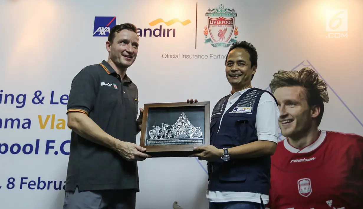 Presiden Komisaris AXA Mandiri Agus Haryoto Widodo memberikan cinderamata kepada pemain legendaris Liverpool Vladimir Smicer pada sharing and learning kepada anak-anak U-12 di Grand Futsal, Jakarta, Jumat (8/2). (Liputan6.com/Fery Pradolo)