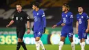 Para pemain Chelsea berbicara dengan wasit Stuart Attwell selama pertandingan melawan Wolverhampton Wanderers padapertandingan Liga Inggris di Stadion Molineux di Wolverhampton, Inggris, Rabu (16/12/2020). Kekalahan ini membuat Chelsea berada di urutan ke 5 Klasemen. (AFP Photo/Rui Vieira, Pool)