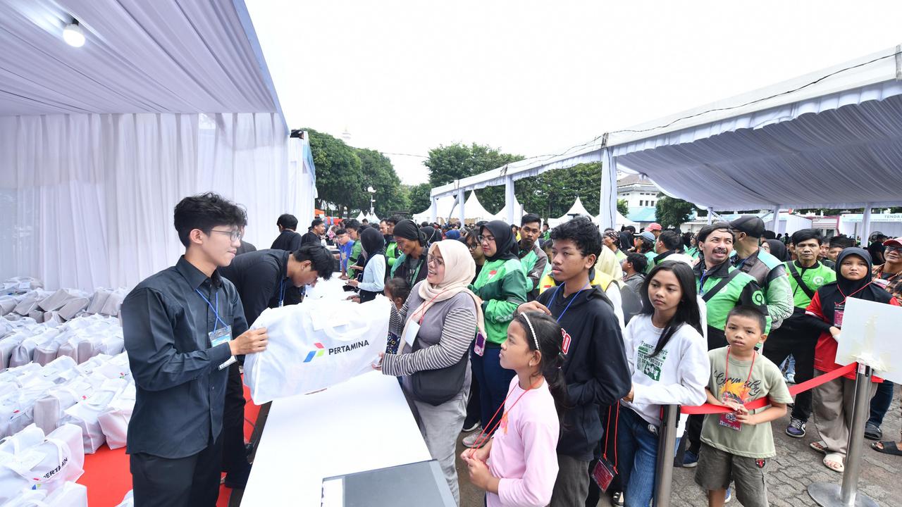 Seribu anak pengemudi ojek dari berbagai provider dan ojek pangkalan menerima bantuan berupa seragam dan perlengkapan sekolah dari PT Pertamina