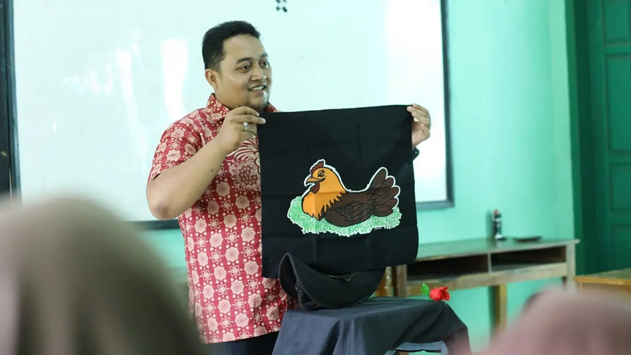 Selasa pukul 13.30 WIB, sejumlah karyawan pabrik masih memadamkan kepulan asap dari bara api yang kemungkinan terpendam. (Liputan6.com/Nugroho Purbo untuk Muhamad Ridlo)