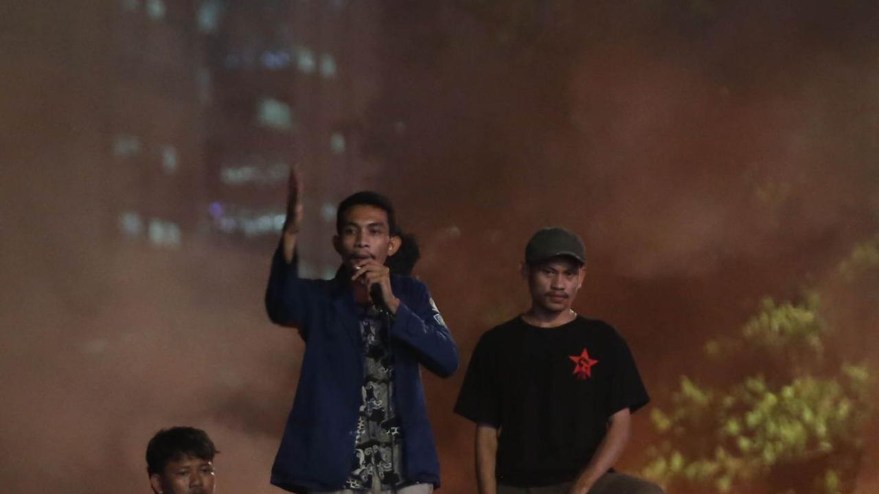 FOTO: Aksi Mahasiswa Demo Tuntut Pemakzulan Jokowi di Depan Istana, Poster Prabowo-Gibran Dibakar