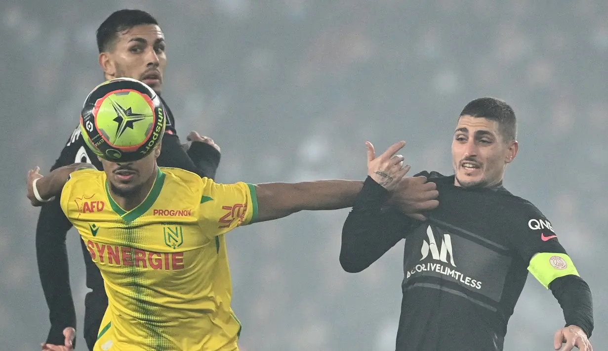 (Dari kiri) Gelandang PSG Leandro Paredes, gelandang Nantes Ludovic Blas dan gelandang PSG Marco Verratti berebut bola pada laga pekan ke-25 Ligue 1 Prancis di Stade de la Beaujoire, Minggu (20/2/2022) dinihari WIB. PSG keok saat bertandang ke Nantes dengan skor 1-3. (Anne-Christine POUJOULAT/AFP)