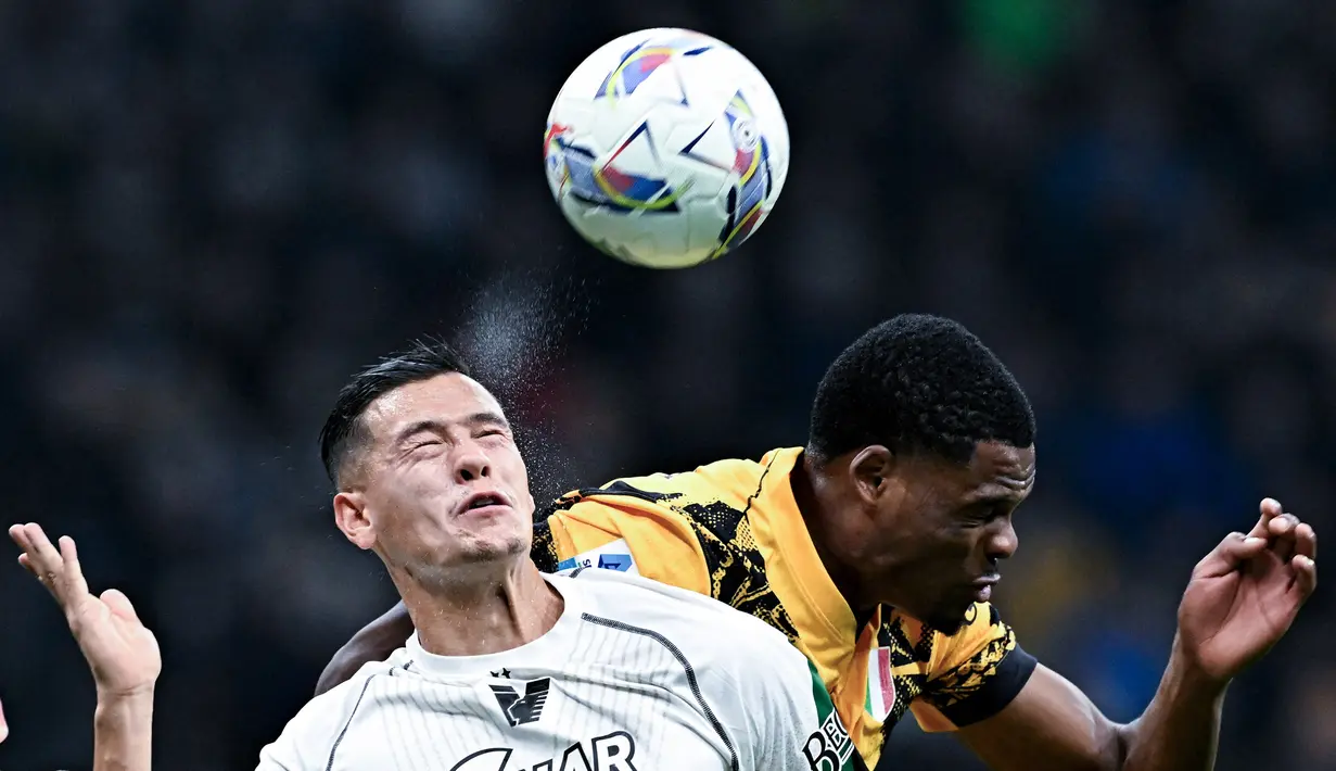 Kendati kalah, Jay Idzes dan kawan-kawan bisa tetap menegakkan kepala karena mereka sukses merepotkan Inter, sang juara bertahan Liga Italia. Bahkan, pada menit ke-90+8, tim tamu beralias Il Lagunari bisa menggetarkan jala gawang Inter via tandukan Marin Sverko. Namun, gol itu dianulir wasit. (AFP/Gabriel Bouys)