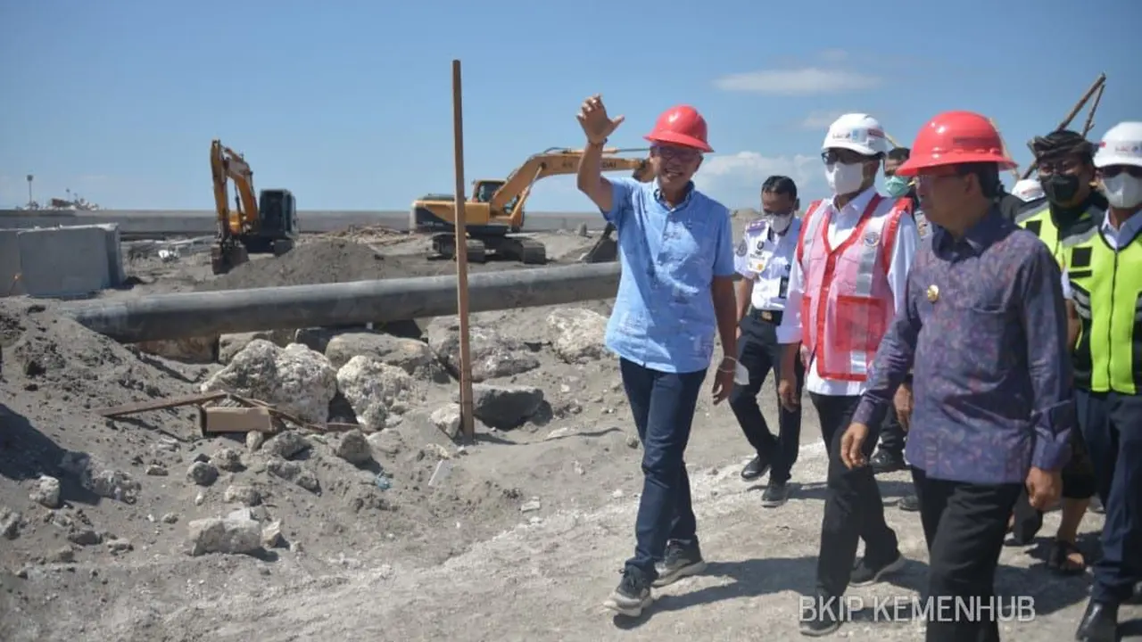 Menteri Perhubungan Budi Karya Sumadi  di Pelabuhan Penyeberangan Sanur, Rabu (27/7/2022). (Dok Kemenhub)