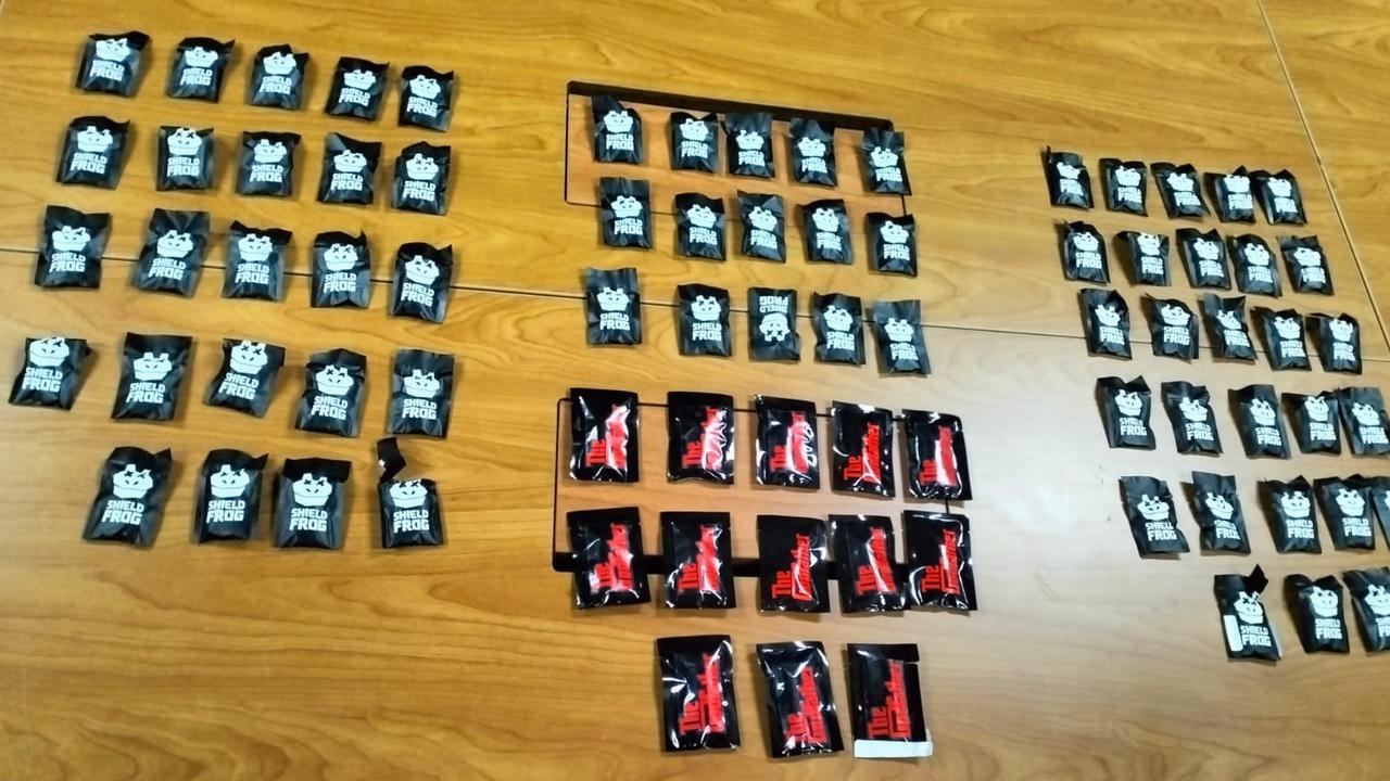 68 bungkus cairan vape bertulisan “Shield Frog”, serta 13 bungkus bertulisan “The Godfather”. Seluruhnya diduga mengandung zat etomidate.