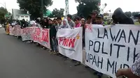 Aksi damai May Day 2018 buruh dan mahasiswa Banyumas sorot upah murah dan pendidikan mahal. (Foto: Liputan6.com/Muhamad Ridlo)