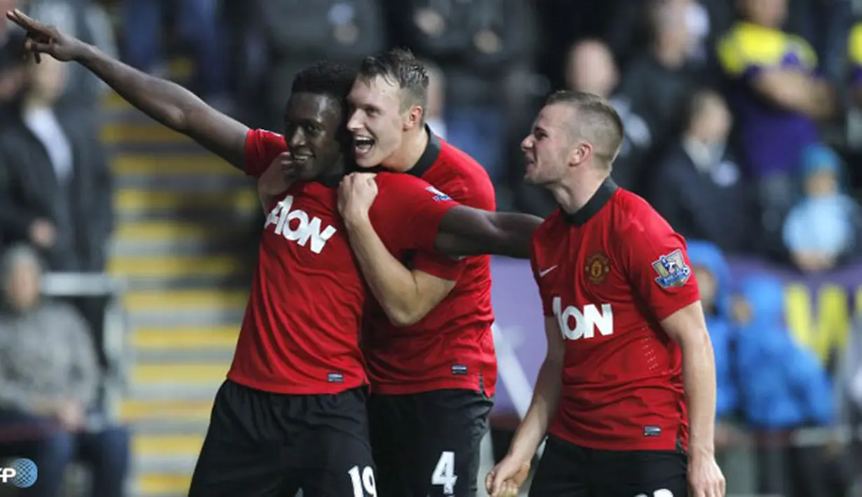 Striker Danny Welbeck merayakan gol  kedua dan gol keempat timnya dengan Phil Jones dan Tom Cleverley di Stadion Libert, pada 17 Agustus 2013. (AFP/Ian Kington)