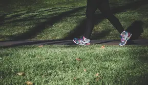 Ruck Walking adalah Jalan Kaki Sambil Bawa Beban, Apa Manfaatnya?