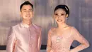 Dress kebaya perpaduan warna pink-putih yang dikenakan Ayu Dewi ini juga tak kalah memesona. Ditambah dengan aksen taburan payet yang menambah kesan mewah. [@mrsayudewi]