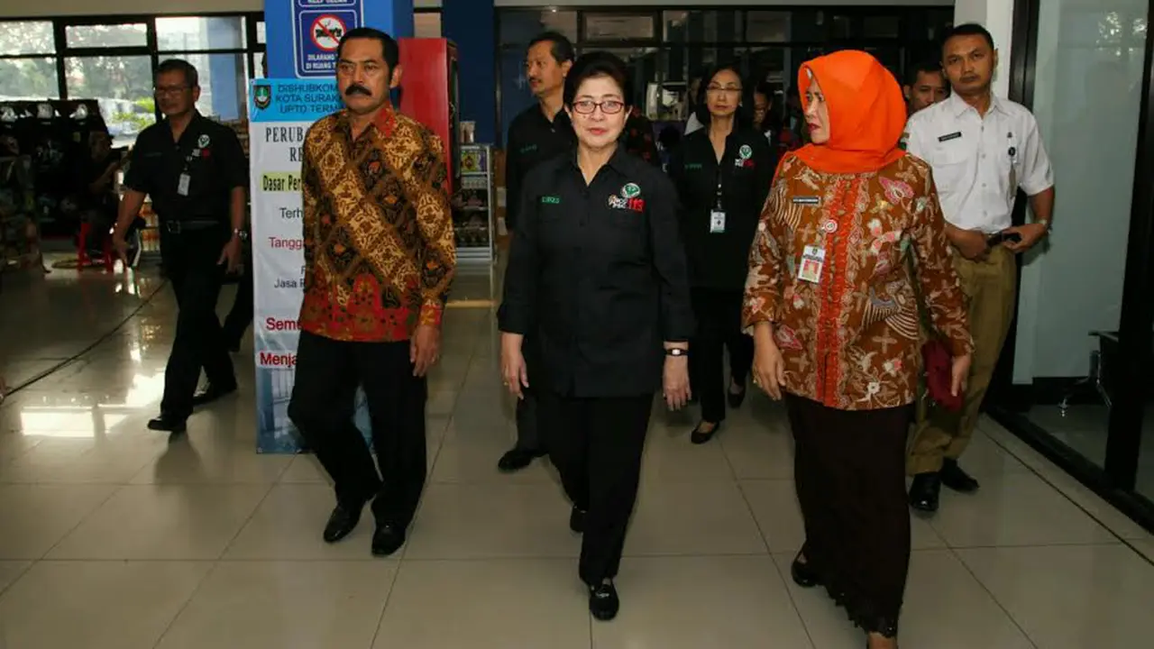 Menkes Nila meninjau posko kesehatan untuk mudik di Solo, Jawa Tengah