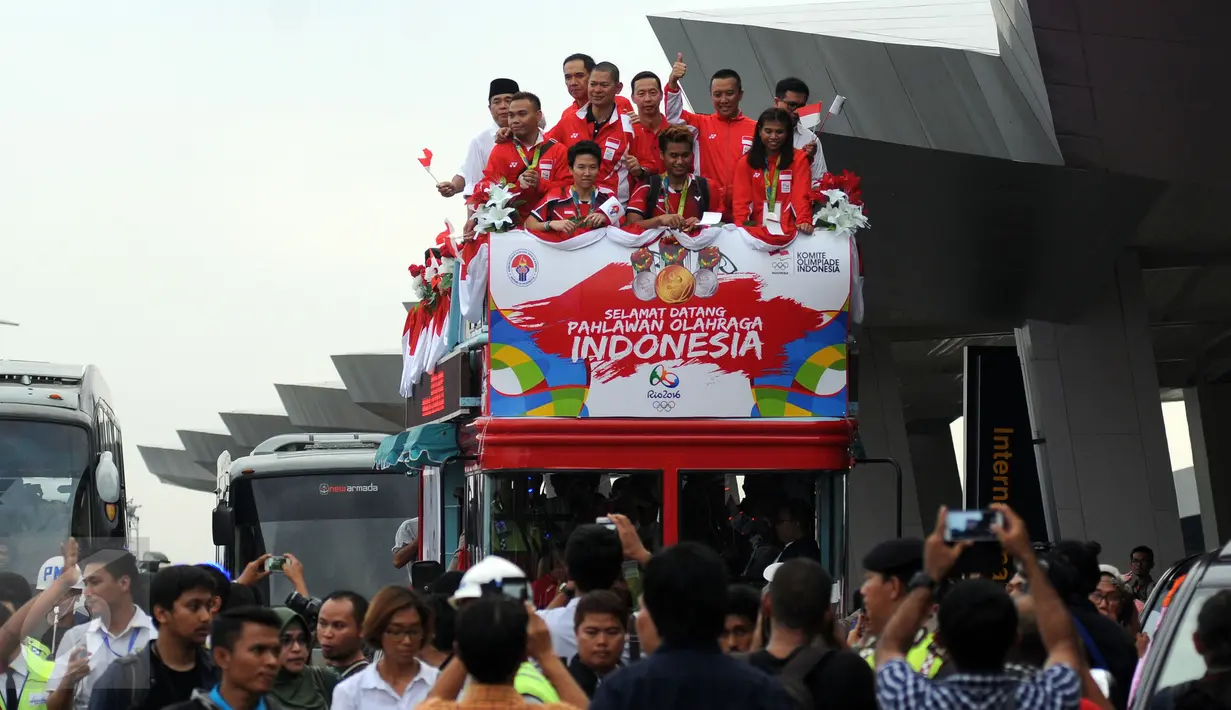 Ganda campuran Indonesia, Lilyana Natsir dan Tontowi Ahmad bersama peraih medali olimpiade lainnya diarak keluar Bandara Soekarno Hatta, Banten, Selasa (23/8). Indonesia meraih satu emas dan dua perak olimpiade Rio 2016. (Liputan6.com/HelmiFithriansyah)