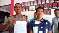 Penyebar Hoax, Abdul Rahman didampingi Kapolres Bangkalan AKBP Anissullah M Ridha buat surat pernyataan tak akan ulangi perbuatannya lagi. (Liputan6.com/Musthofa Aldo)