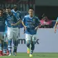 Para pemain Persib Bandung merayakan gol Jonathan Bauman saat melawan Mitra Kukar pada laga Liga 1 Indonesia di GBLA, (8/4/2018). Persib Bandung menang 2-0. (Bola.com/Nick Hanoatubun)