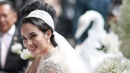 Sedikit berbeda dengan rangkaian sebelumnya, Chelsea Islan memilih untuk tampil elegan dan stunning di momen pemberkatan dengan sapuan lipstik berwarna nude serta eyeshadow berwarna abu-abu. Tatanan rambut low bun yang dipadukan dengan wedding veil membuatnya terlihat bak princess. (Liputan6.com/IG/@lxmoments)