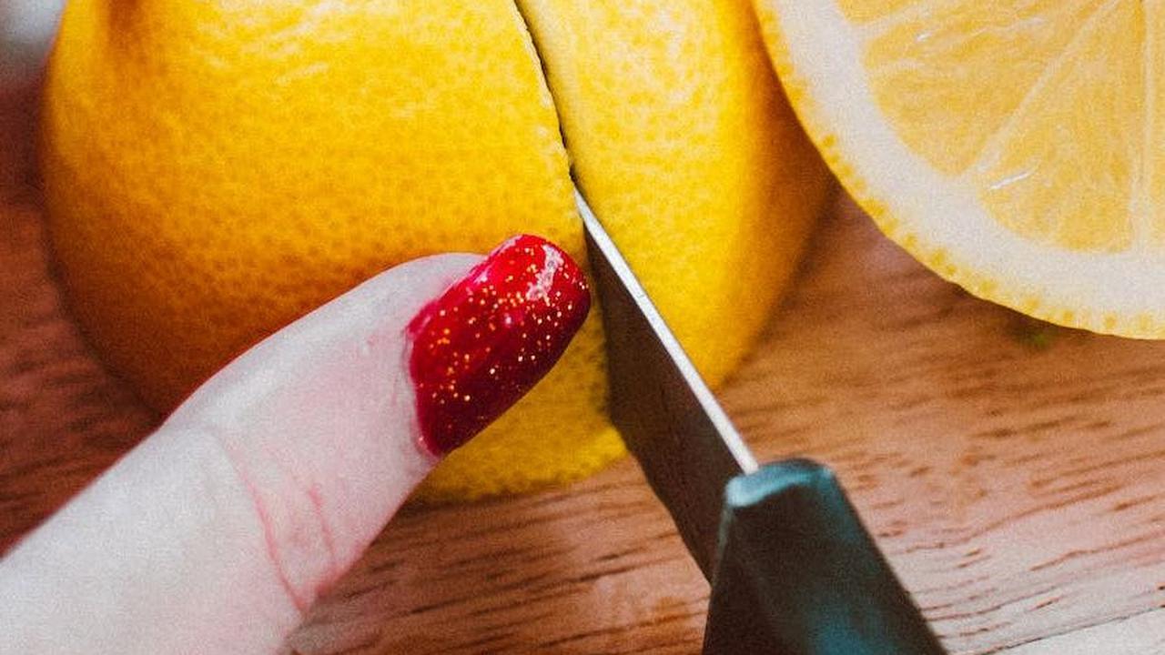 Nutrisi yang terkandung dalam lemon memberikan berbagai manfaat bagi kesehatan, seperti menjaga kesehatan jantung, mengurangi risiko batu ginjal, dan memelihara fungsi saluran pencernaan. Selain itu, konsumsi lemon juga dapat membantu menurunkan kadar kol