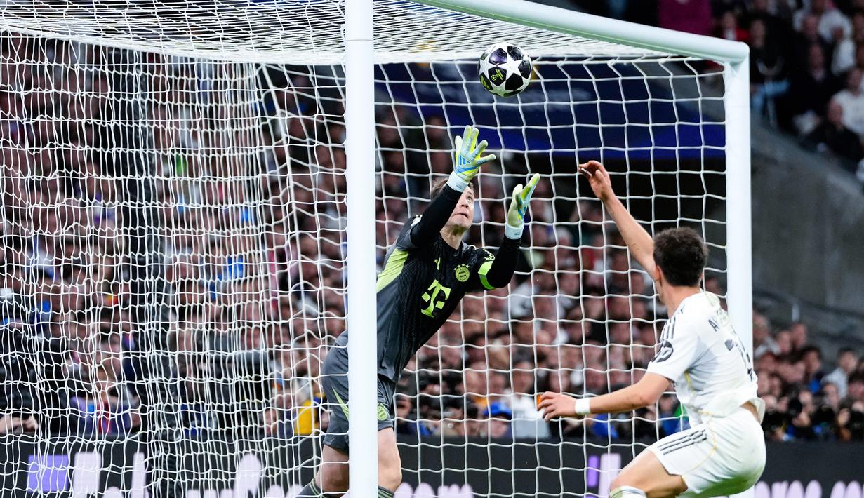 Namun Manuel Neuer sukses menjadi benteng tangguh yang membuat para penyerang Real Madrid kesulitan mencetak gol. Kiper 40 tahun itu berhasil melakukan sembilan aksi penyelematan. (AP Photo/Jose Breton)