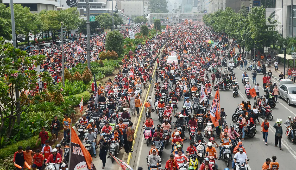 Konvoi kemenangan Persija pada Liga 1 di Jalan MH Thamrin, Jakarta, Sabtu (15/12). Konvoi diikuti oleh suporter, pemain, dan official Persija. (Merdeka.com/Imam Buhori)