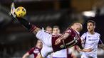 Striker Torino, Simone Zaza melepaskan tendangan salto dalam laga lanjutan Liga Italia 2020/21 pekan ke-20 melawan Fiorentina di Olympico Grande Stadium, Jumat (29/1/2021). Torino bermain imbang 1-1 dengan Fiorentina. (LaPresse via AP/Fabio Ferrari)