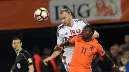 Quincy Promes berduel dengan pemain Belarus, Maksim Bordachev (kiri) pada kualifikasi Piala Dunia 2018 di Stadion De Kuip, Rotterdam. Belanda menang 4-1. (REUTERS/United Photos/Toussaint Kluiters)