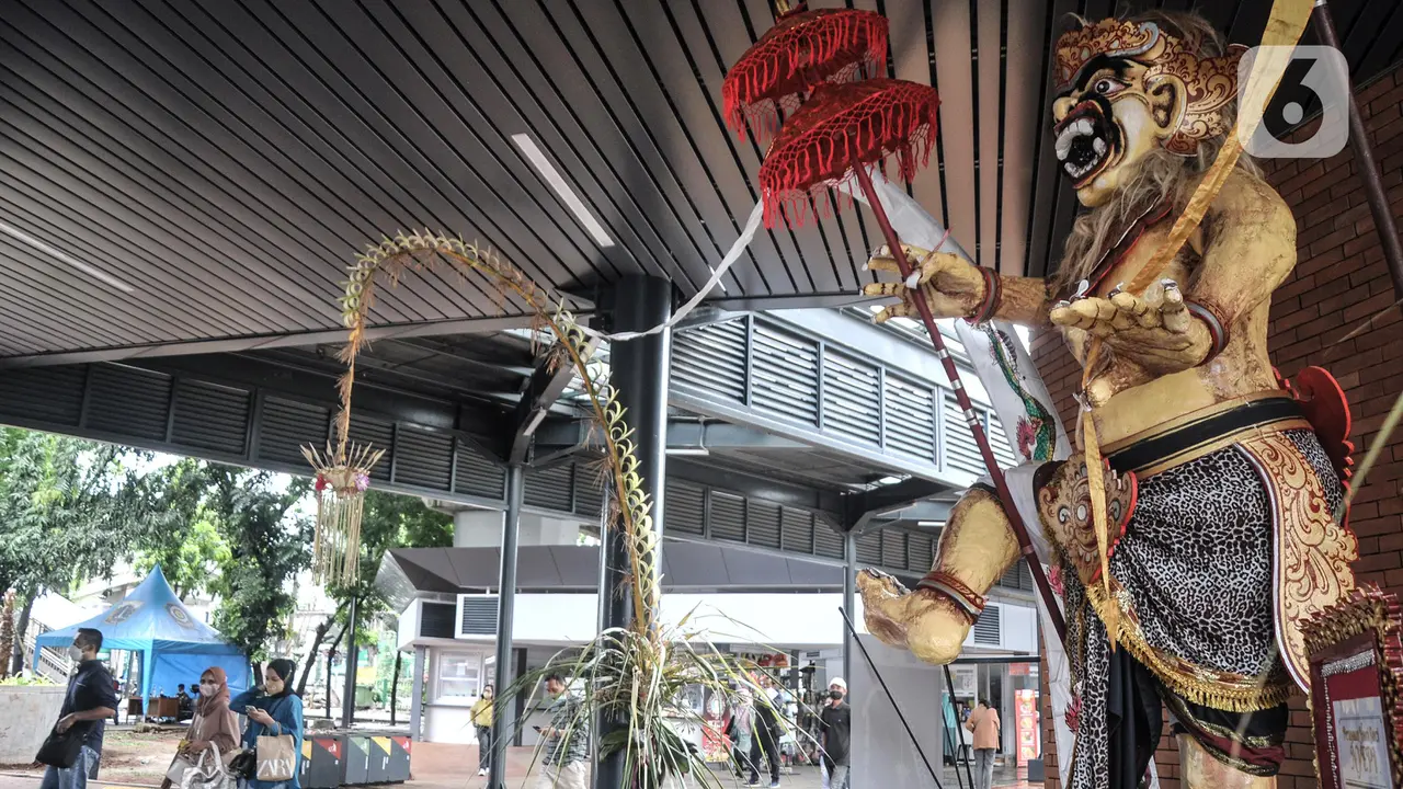 FOTO: Sambut Nyepi, Patung Ogoh-Ogoh Hiasi Stasiun Tebet