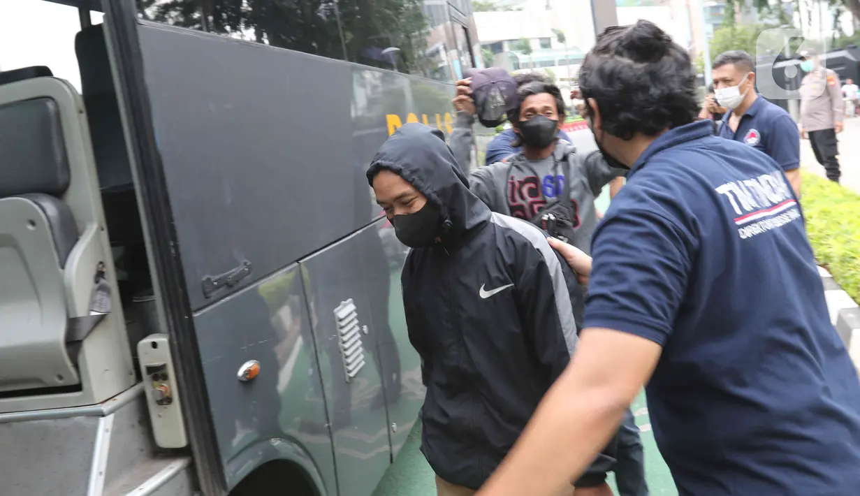 Petugas kepolisian mengamankan sejumlah oknum di kawasan Bundaran HI, Jakarta, Senin (11/4/2022).
Oknum tersebut diamankan karena diduga sebagai penyusup saat demo 11 April yang digelar oleh Badan Eksekutif Mahasiswa Seluruh Indonesia (BEM SI). (Liputan6.com/Herman Zakharia)