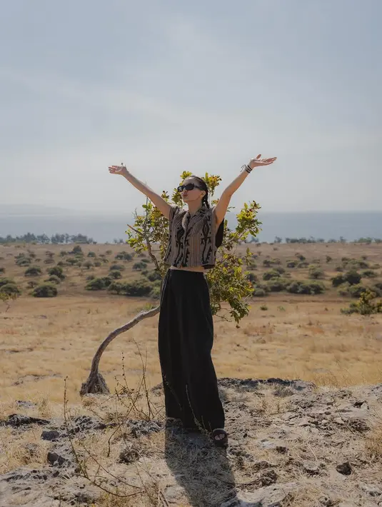 Dengan rambut dikepang, Raline Shah padukan rompi tenun Sumba ini dengan loose pants hitam [@ralineshah]