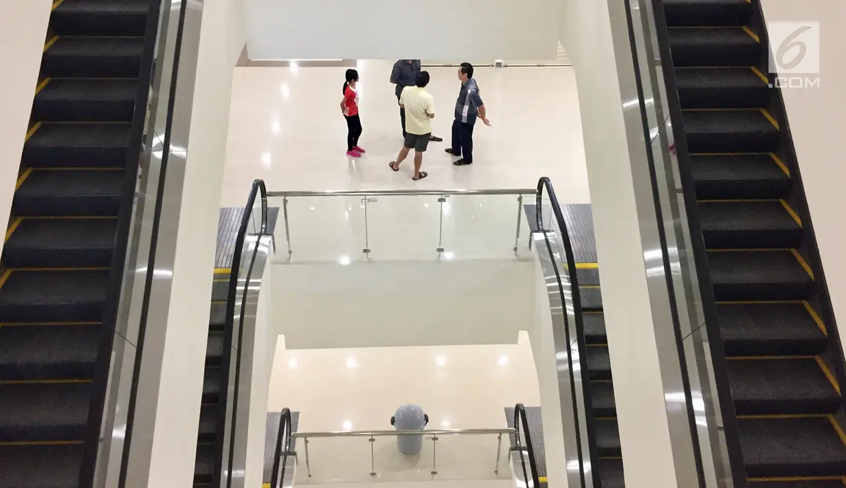 Sejumlah pengunjung berbincang didekat tangga jalan di dalam Pasar Senen Blok III, Jakarta Pusat, Jumat (29/12). Pasar Senen Blok III ini terdiri dari tujuh lantai dengan jumlah tempat usaha sebanyak 385 unit. (Liputan6.com/Immanuel Antonius)