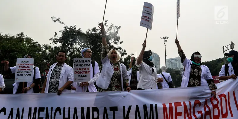 Para Dokter Muda Turun Ke Jalan Demo di Depan Istana