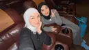 Irish Bella juga habiskan waktu bersama putrinya sambungnya dengan movie date. Keduanya tampik kompak kenakan busana kasual bernuansa hitam dan abu-abu [@_irishbella_]