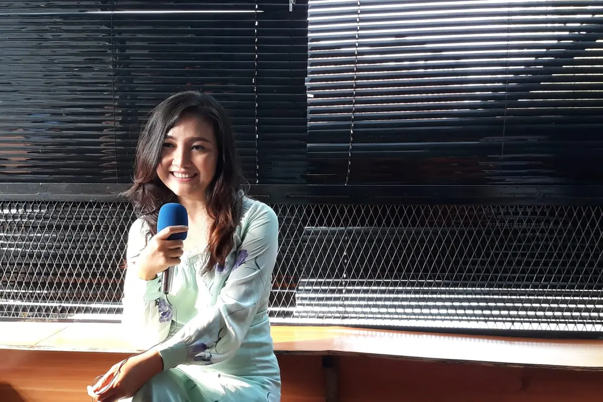 Yenni Ermella memberikan bantuan tabung oksigen ke YPJI