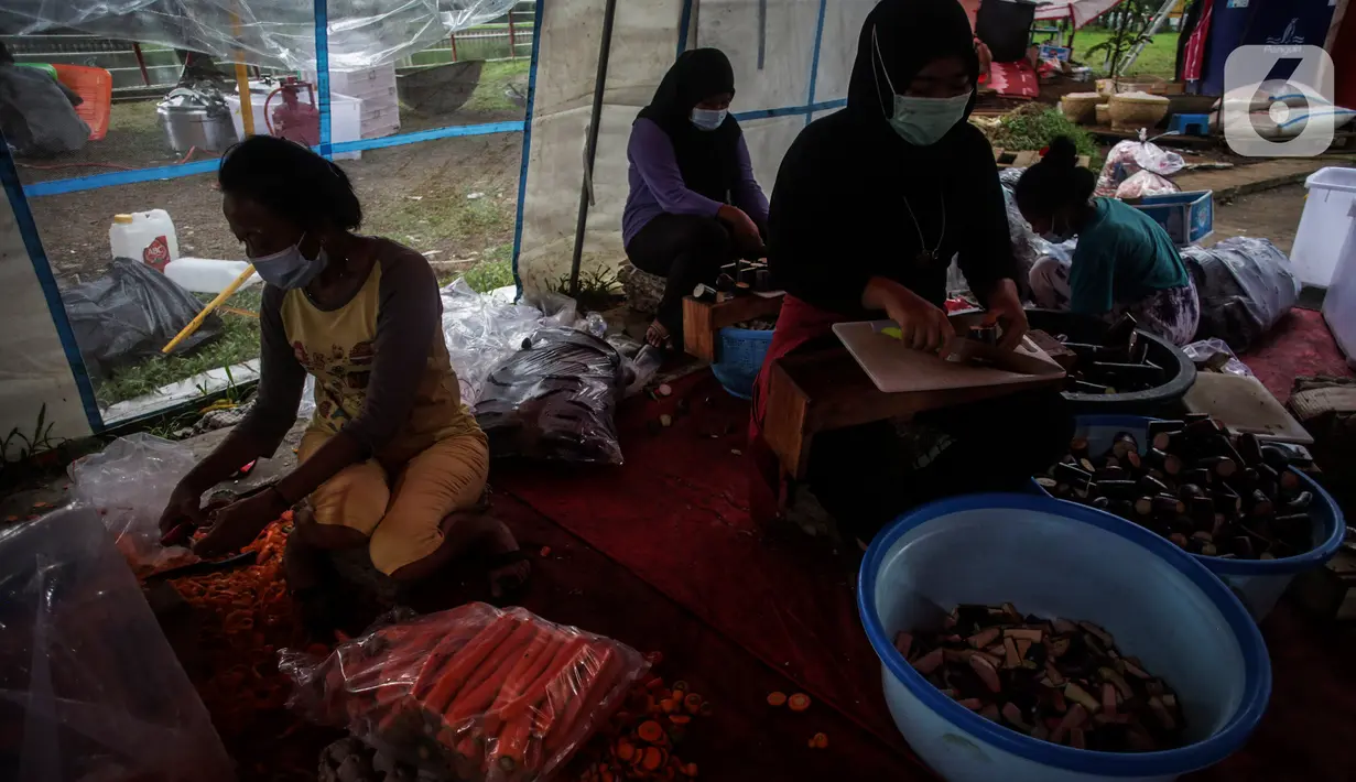Aktivitas dapur umum Kementerian Sosial di halaman Gedung Konvensi, TMP Kalibata, Jakarta, Kamis (5/8/2021). Sebanyak 16.000 makanan disiapkan untuk tenaga kesehatan, petugas penyekatan PPKM dan petugas TPU serta warga yang sedang isolasi mandiri di wilayah Jabodetabek. (Liputan6.com/JohanTallo)