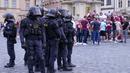 Sejumlah kepolisian setempat berjaga saat pendukung Fiorentina dan West Ham padati Old Town Square menjelang aga final UEFA Conference League 2022/2023 di Praha, Republik Ceska, Rabu (07/06/2023). (AP Photo/Darko Bandic)